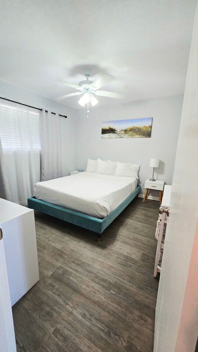 Building Photo - 924 W Beach Blvd