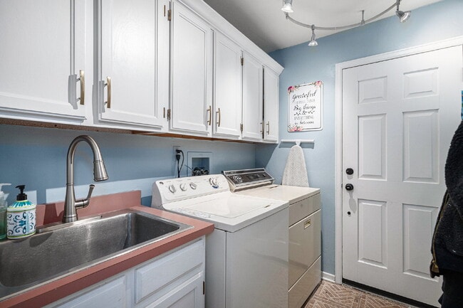 Building Photo - "Spacious 4-Bedroom Retreat with 3.5 Baths...