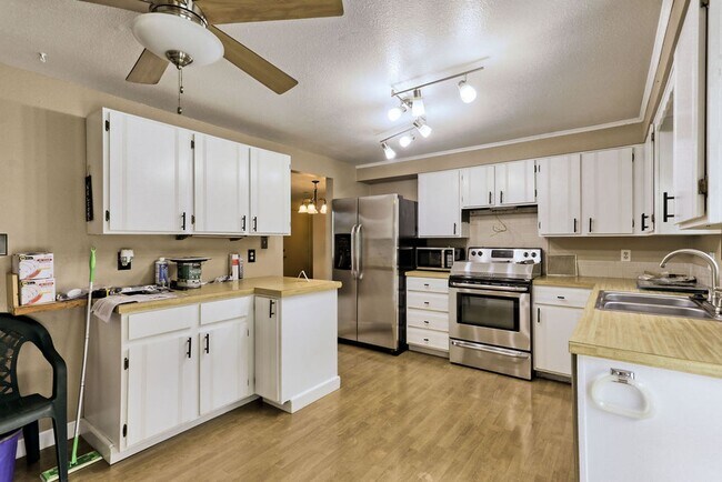 Building Photo - 2 Bedroom Ranch in Loveland with finished ...