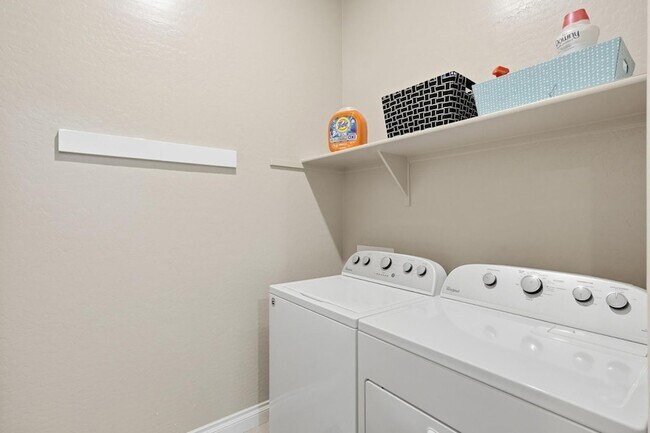 Building Photo - 10702 E Lumiere Ave