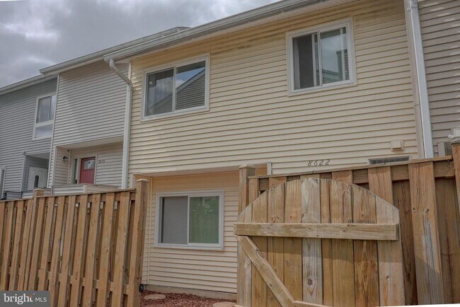 Building Photo - 8622 Village Square Dr