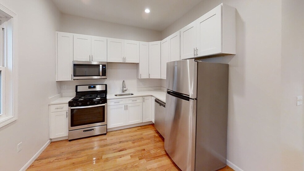 Building Photo - 130 Putnam St