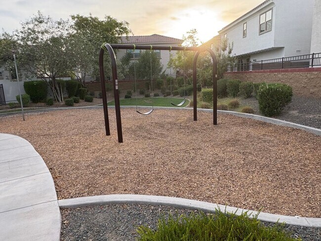 Building Photo - Modern 3-Bedroom + Loft + Den in Gated Pho...