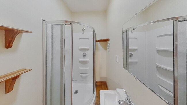 Building Photo - Renovated, Pet Friendly Apt near NEU!  Sunny in Convenient Location