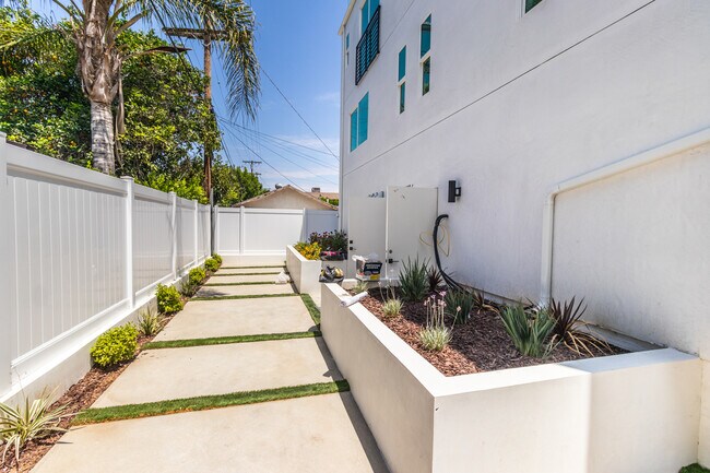 Building Photo - 4293 Tujunga Ave