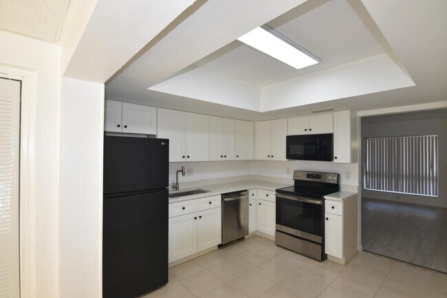 Building Photo - 2260 NE 5th Ave