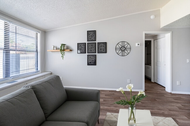 Canyon & Knox Landing - Knoxville TN - Living Roo - Canyon & Knox Landing