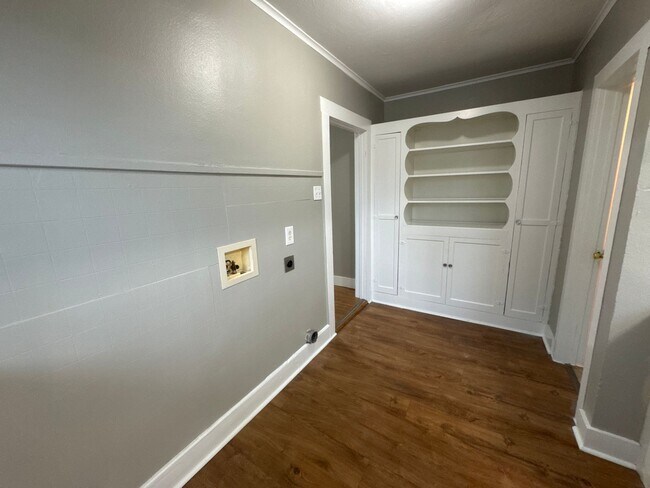 Building Photo - 4 Bed 2 Bath Home - HUGE BACKYARD