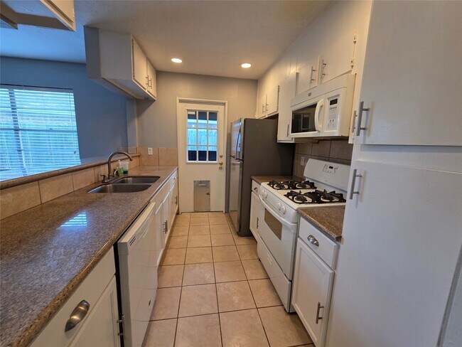 Building Photo - 1015 Western Hills Dr