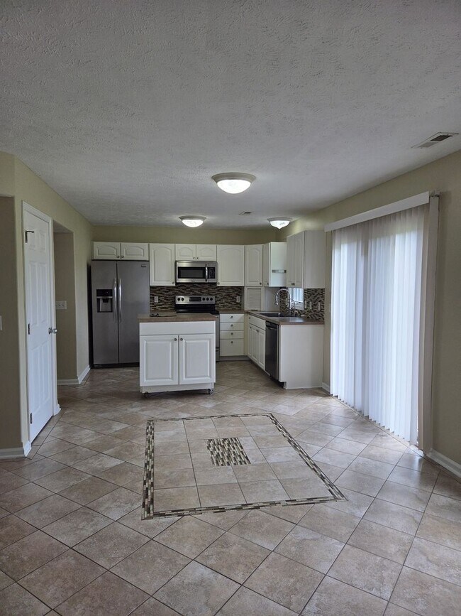 Building Photo - Beautiful 3-bedroom house available now