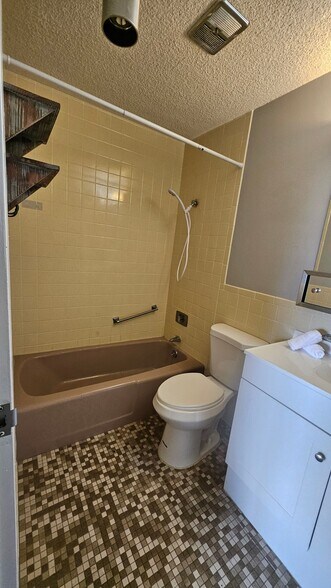 Building Photo - 411 Lakewood Cir