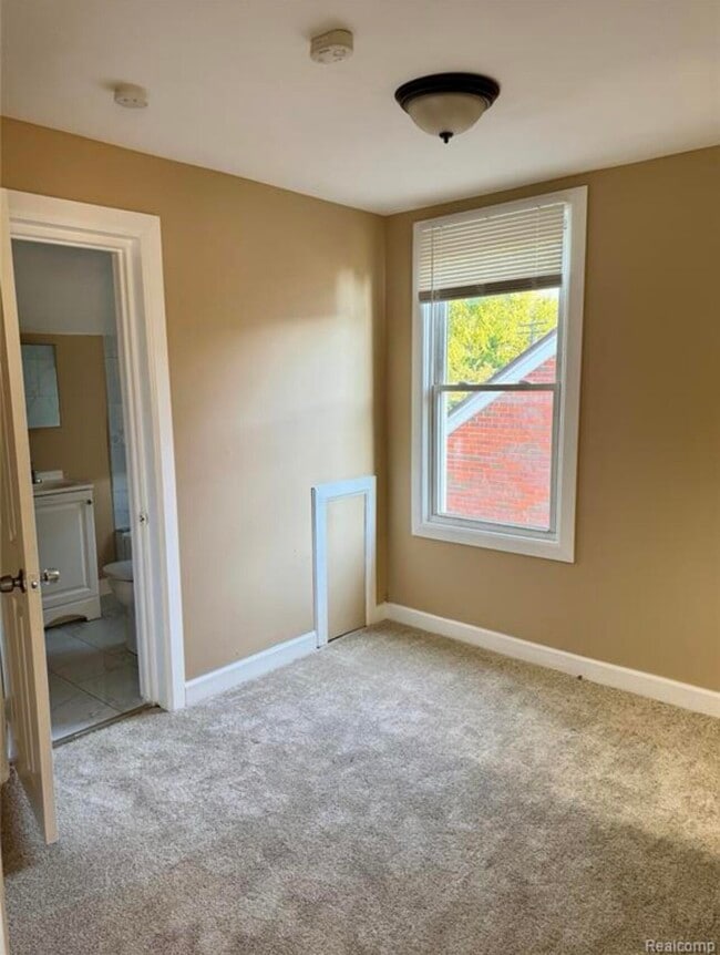 Building Photo - 18488 Fairport St