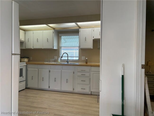 Building Photo - 2112 Banyan Way