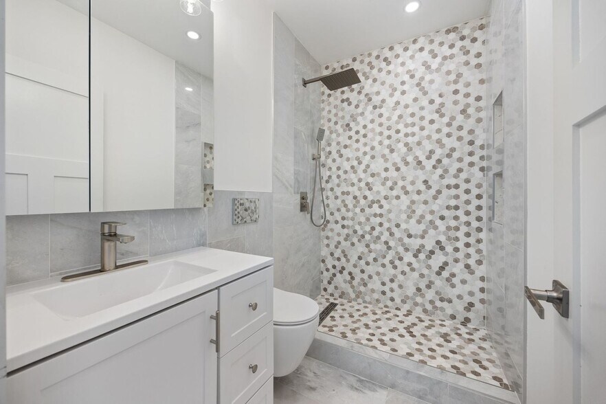 Bath - 2924 W 38th Pl