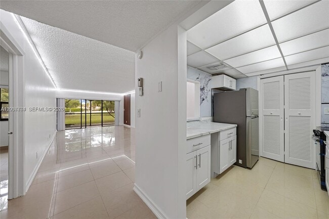 Building Photo - 200 Lakeview Dr