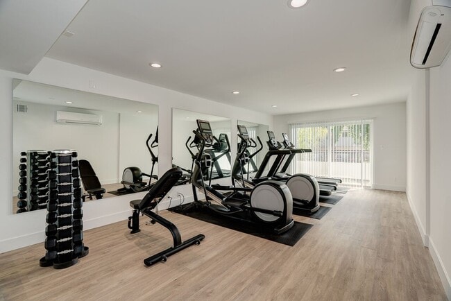 Building Photo - 439 W Stocker Luxury Living