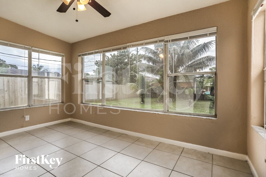 Building Photo - 351 SW 31st Ave