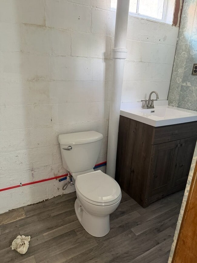 Building Photo - Remodeled 3-Bedroom, 2-Bathroom Home on – ...