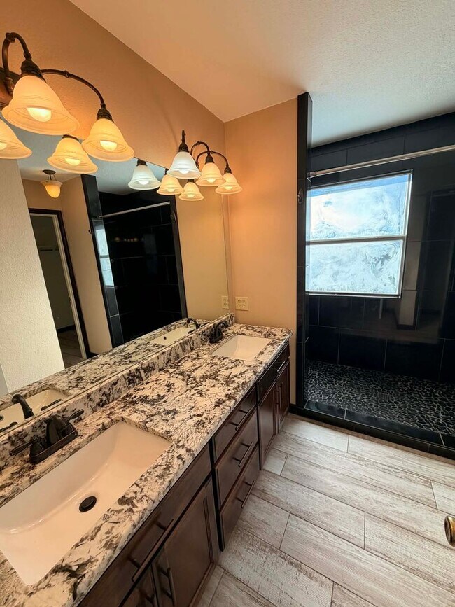 Building Photo - Beautiful Executive 3bd/2bath home in Joplin with fenced in yard / 2 car garage  and sunroom!!