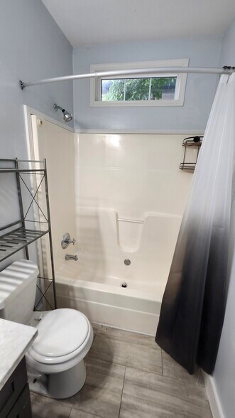 Shower/tub #2 - 2109 Rousseau St