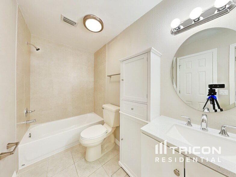 Building Photo - 4005 Cypress Landing S