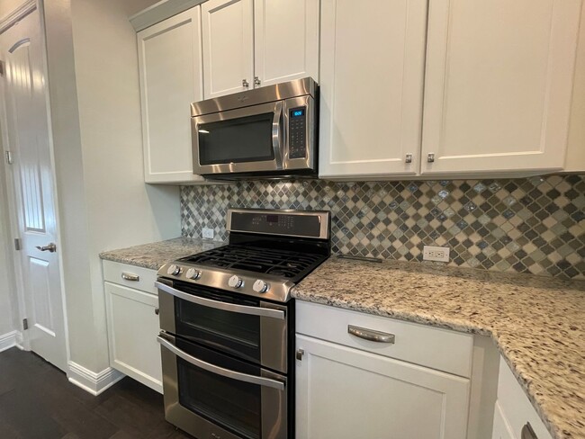 Building Photo - Large 3 Bed 3.5 Bath 2 Car Garage Townhous...
