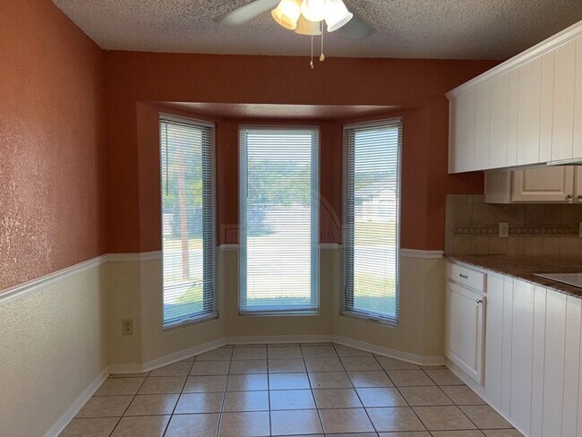 Building Photo - 2733 Phyllis Dr