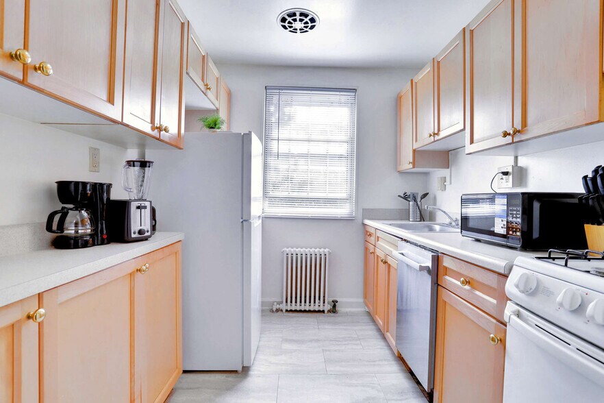 Building Photo - 1420 W Abingdon Dr