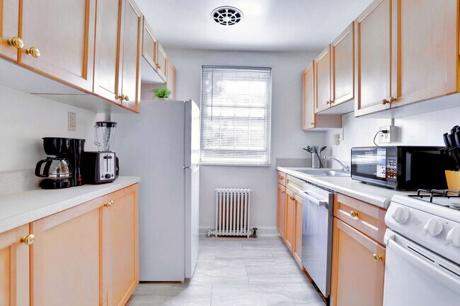 Building Photo - 1420 W Abingdon Dr