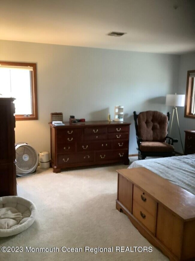 Building Photo - 13 Lawrence Dr