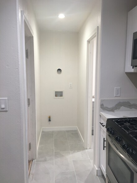Washer / Dryer Hookups - 1048 W 60th Plz