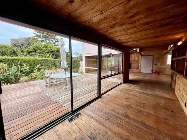 Building Photo - Large 4 bedroom 3 bathroom home in Pacific...