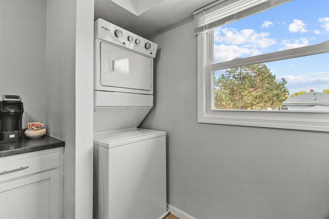 Building Photo - 826 W Weiland Ave