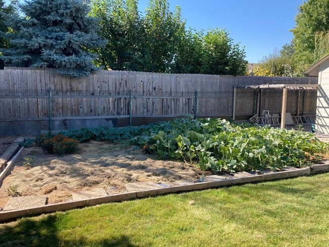 Building Photo - 928 N Middlemist Pl - Awesome Backyard, Go...