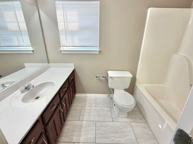 Building Photo - Spacious 3 Bedroom 2 Bath Home With Large Bonus Room Availalbe In Southaven