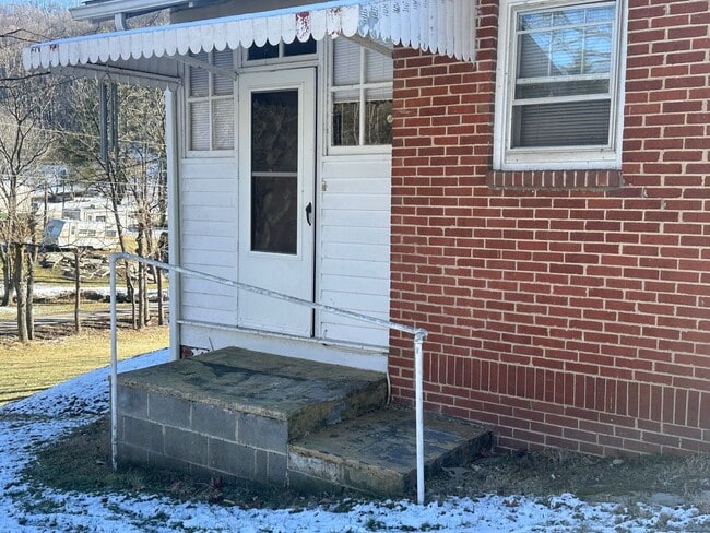 Building Photo - 3 Bedroom / 1.5 Bath Brick Home on 1.4 Acres  Blountville TN
