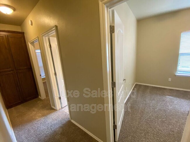 Building Photo - 640 E Linden Ln