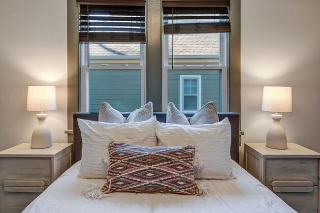 Building Photo - Charming Bungalow with 1 Bedroom Plus Office, Fenced Yard and Pet Friendly in East Nashville