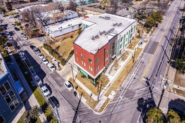Building Photo - 3000 Duval St