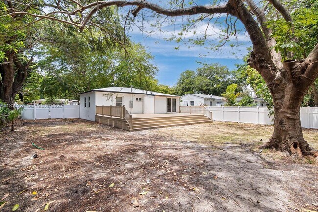 Building Photo - 12325 NE 11th Pl