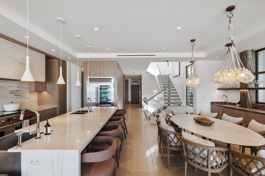 Building Photo - 716 The Strand