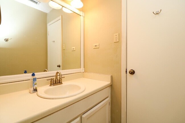 Building Photo - 1402 Longhorn Dr