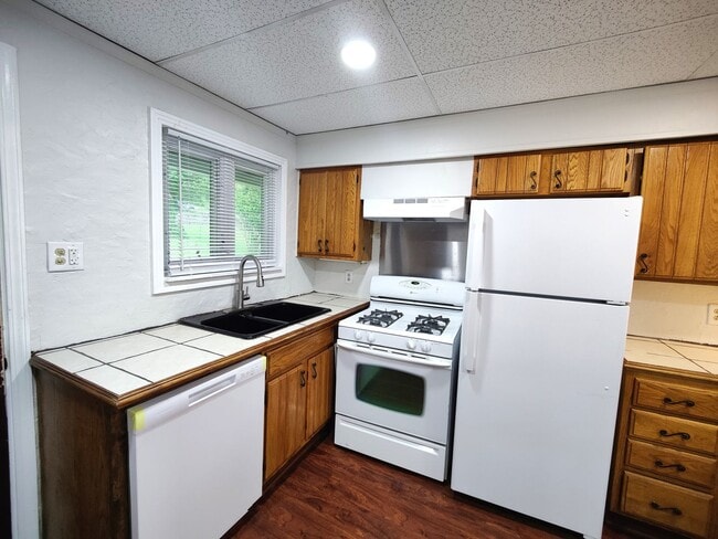 Building Photo - *Recently Updated 2BD/1.5BA Duplex Availab...