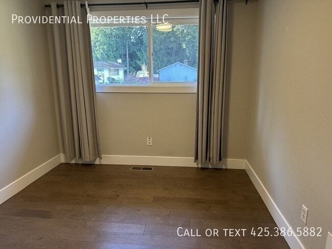 Building Photo - 10521 NE 139th St