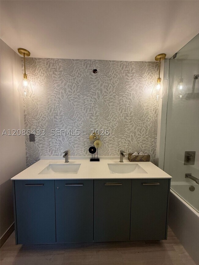 Building Photo - 1300 Brickell Bay Dr