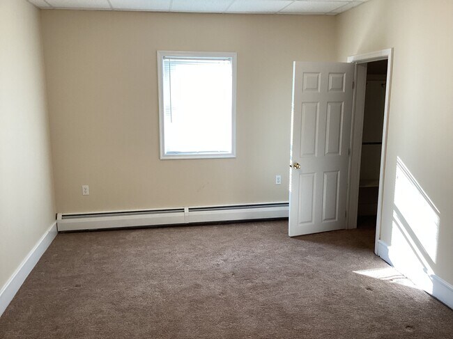 Building Photo - 633 Main St