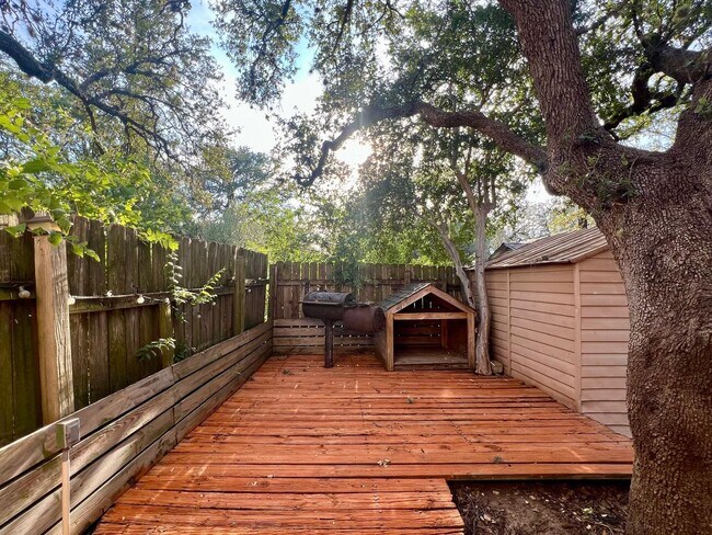 Building Photo - Charming Rental with Amazing Back Patio!