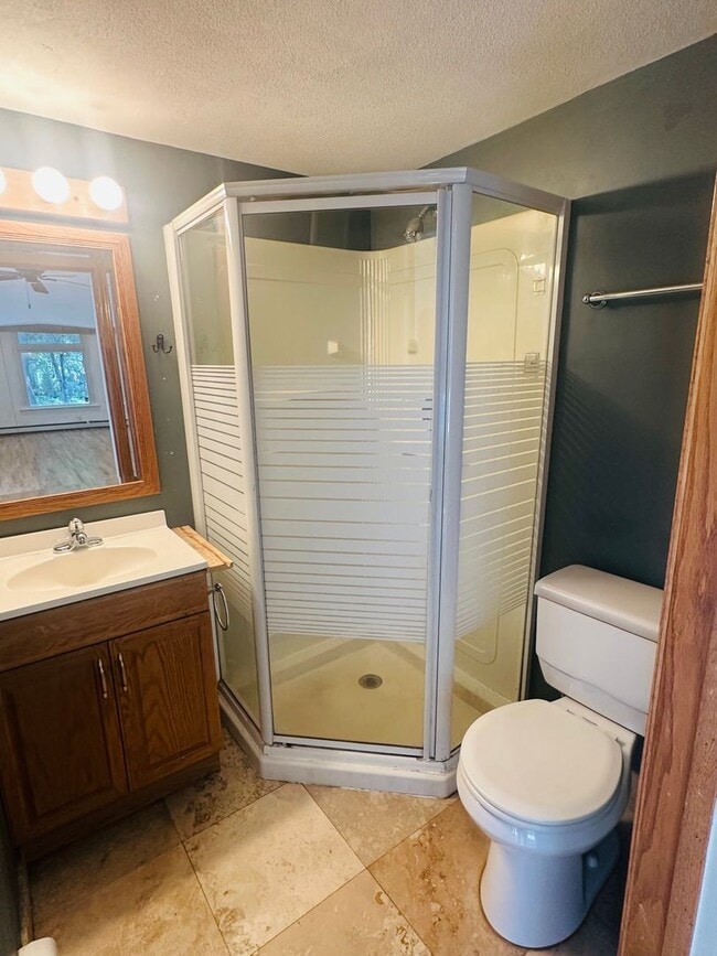 Building Photo - Charming 3 Bedroom Single Family Home Avai...