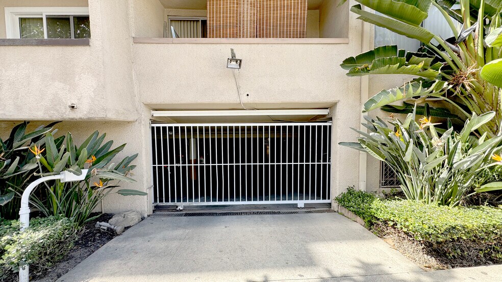 Building Photo - 701 S St Andrews Pl