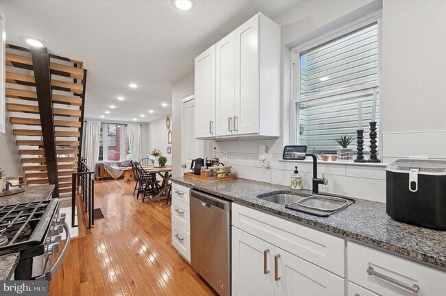 Building Photo - 1233 N Hollywood St